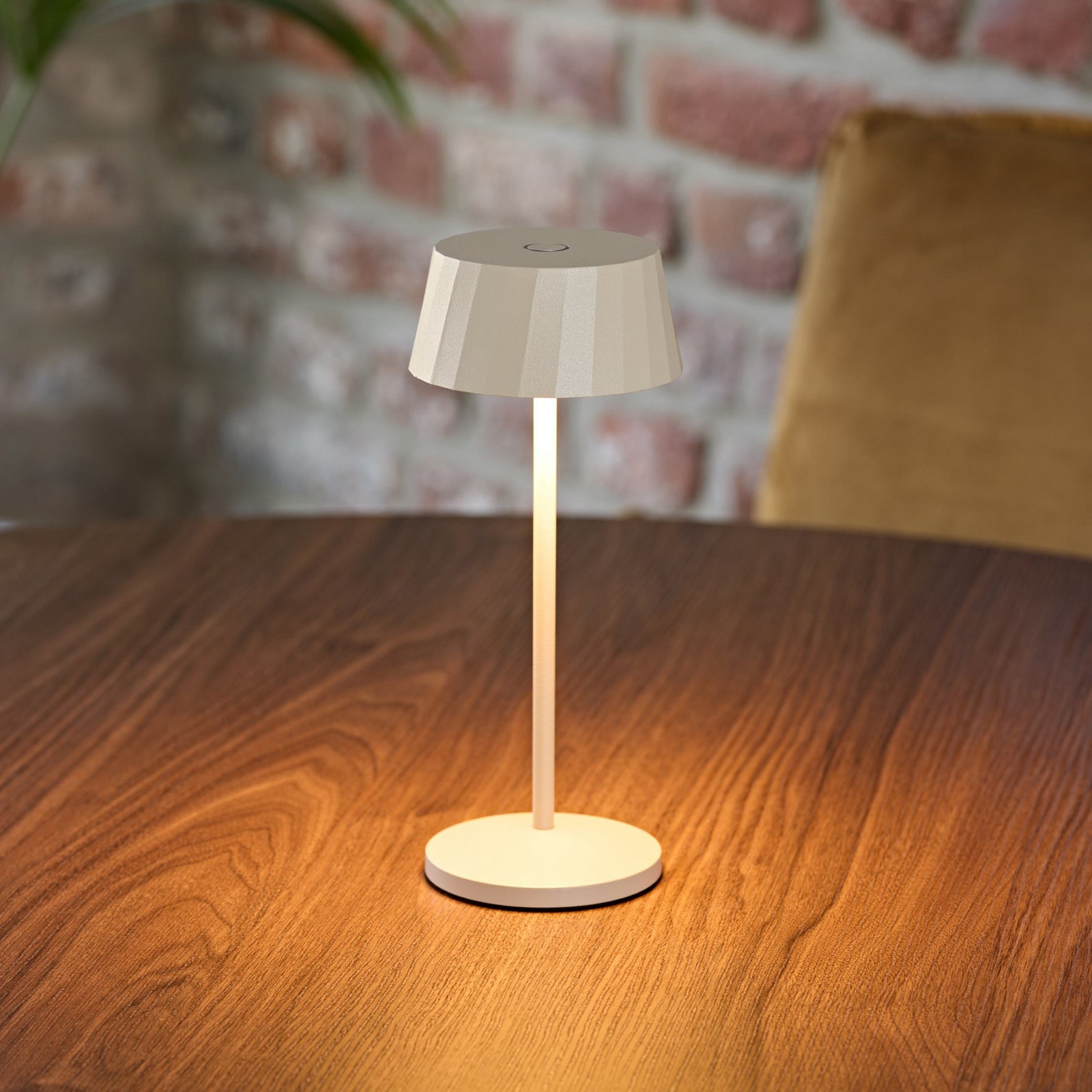 LED oppladbar bordlampe Facetta beige aluminium bakside