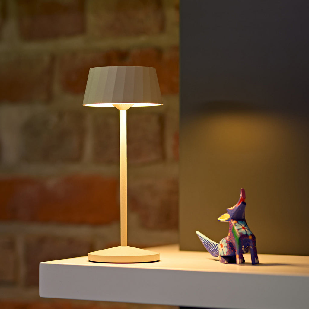LED oppladbar bordlampe Facetta beige aluminium detalj
