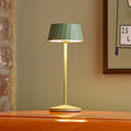 LED oppladbar bordlampe Facetta grønn aluminium forfra