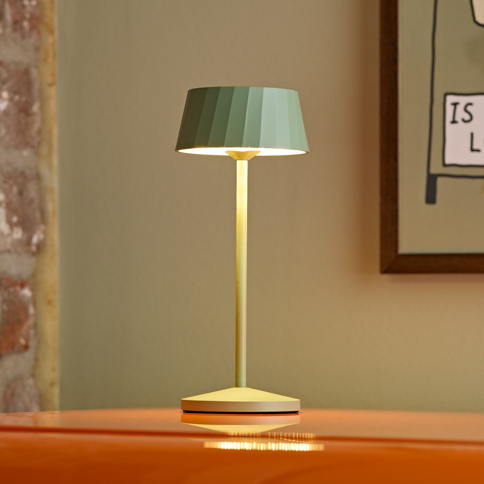LED oppladbar bordlampe Facetta grønn aluminium forfra