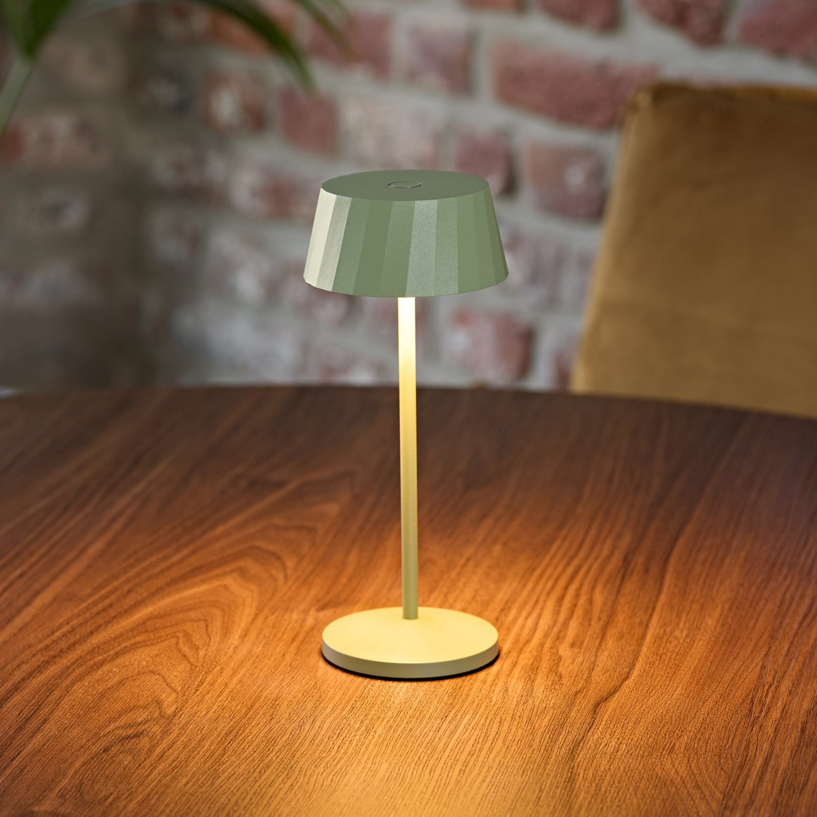 LED oppladbar bordlampe Facetta grønn aluminium bakside