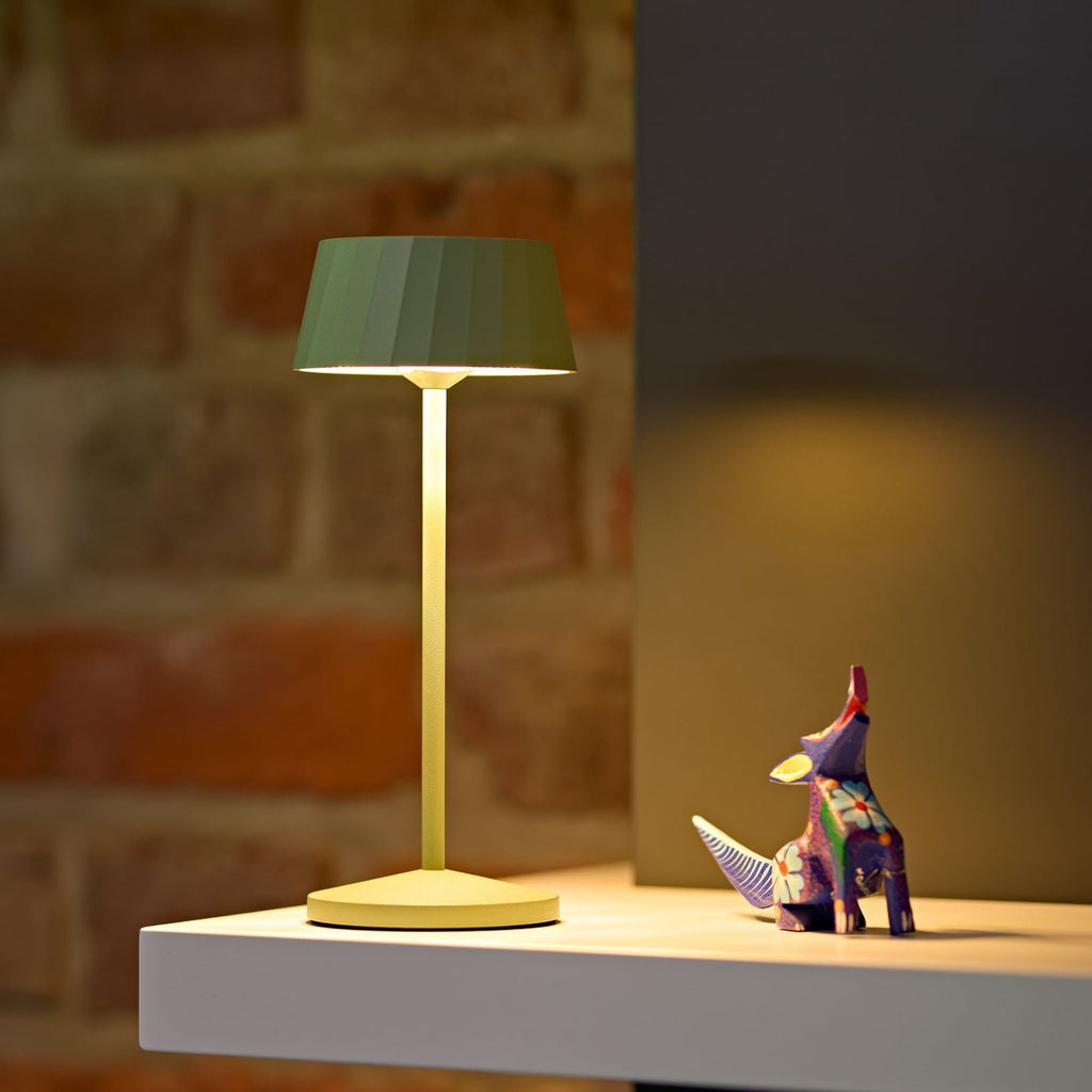 Detaljbilde av LED oppladbar bordlampe Facetta grønn aluminium
