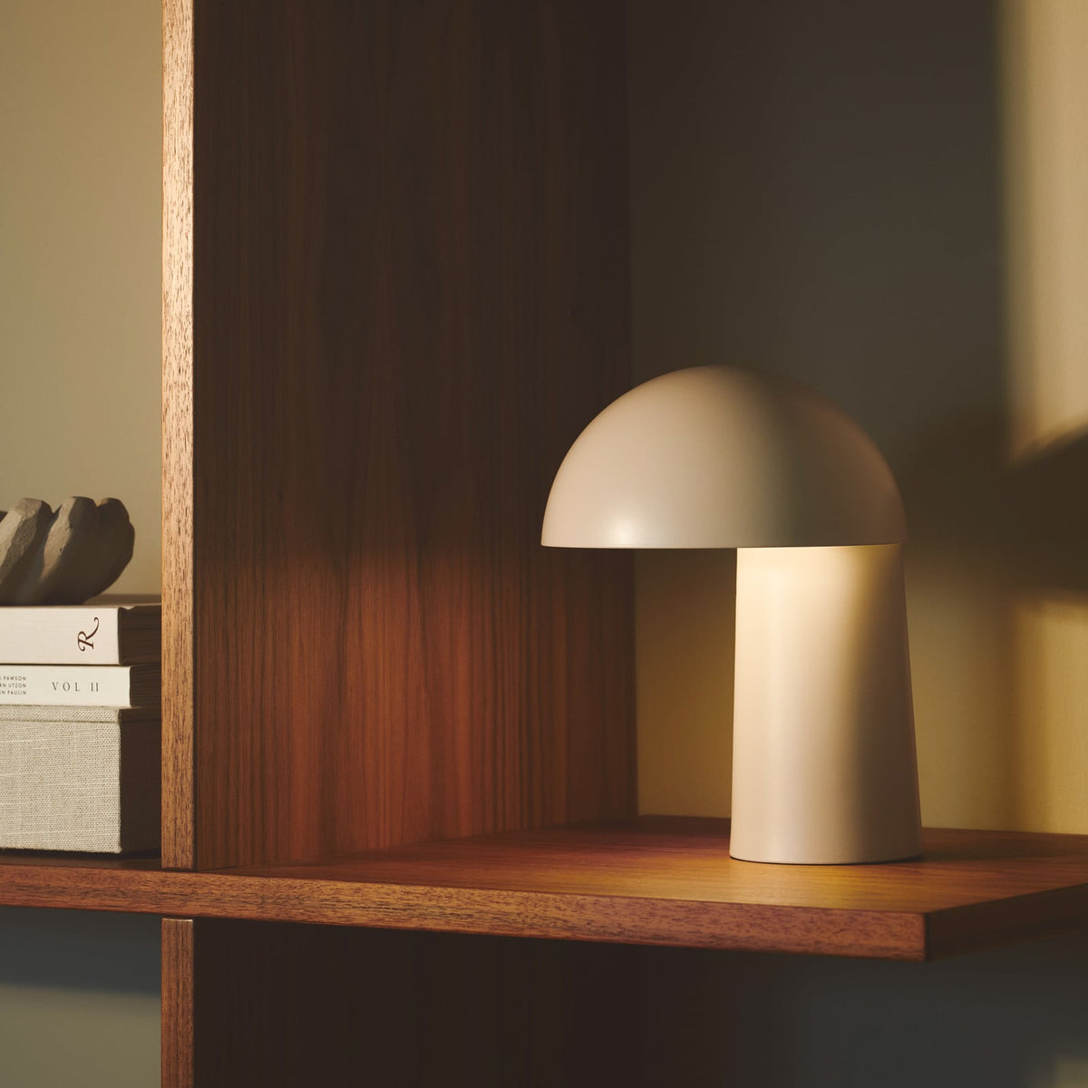 LED oppladbar bordlampe Faye dimbar beige Ø17 cm bakside