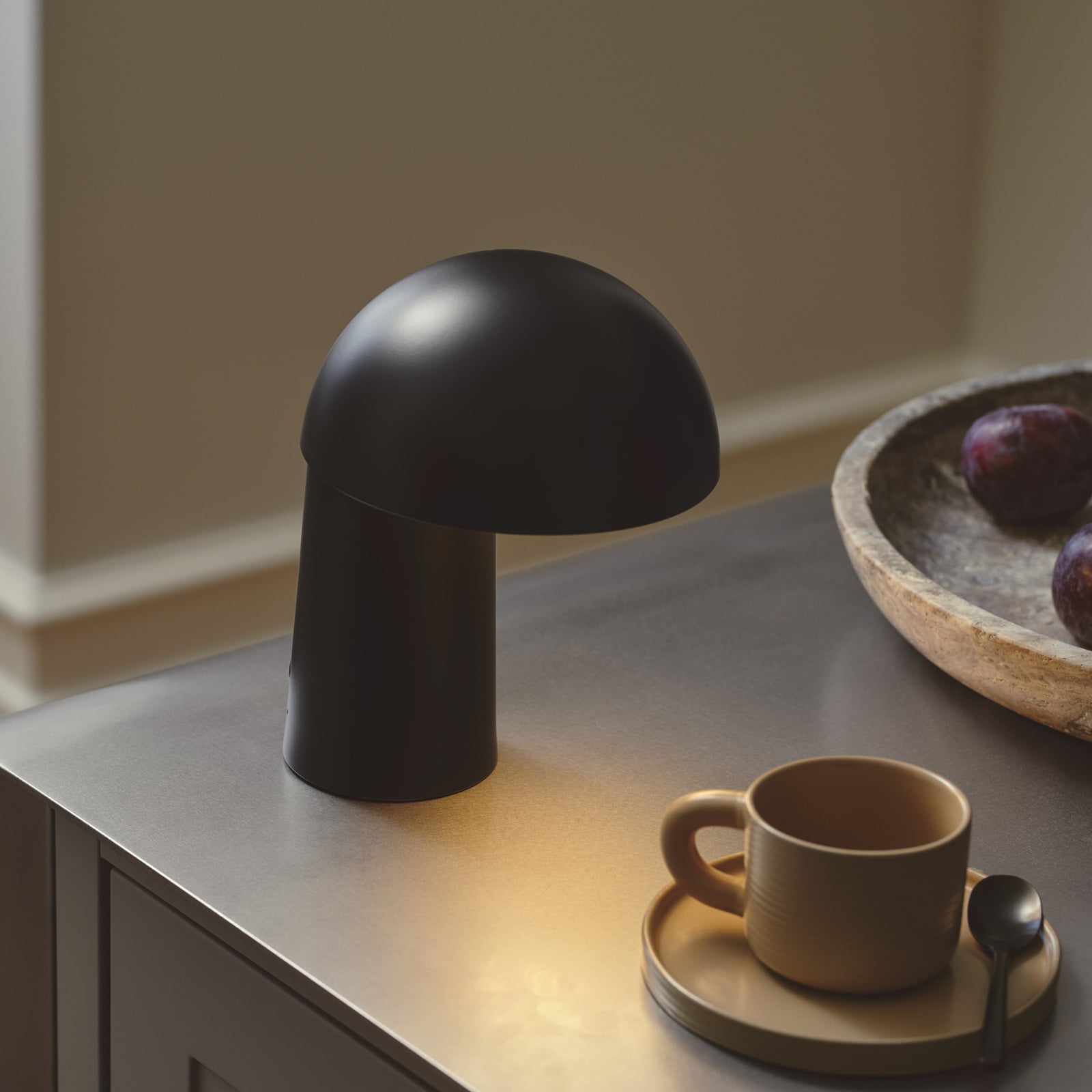 LED oppladbar bordlampe Faye dimbar svart Ø17 cm bakside