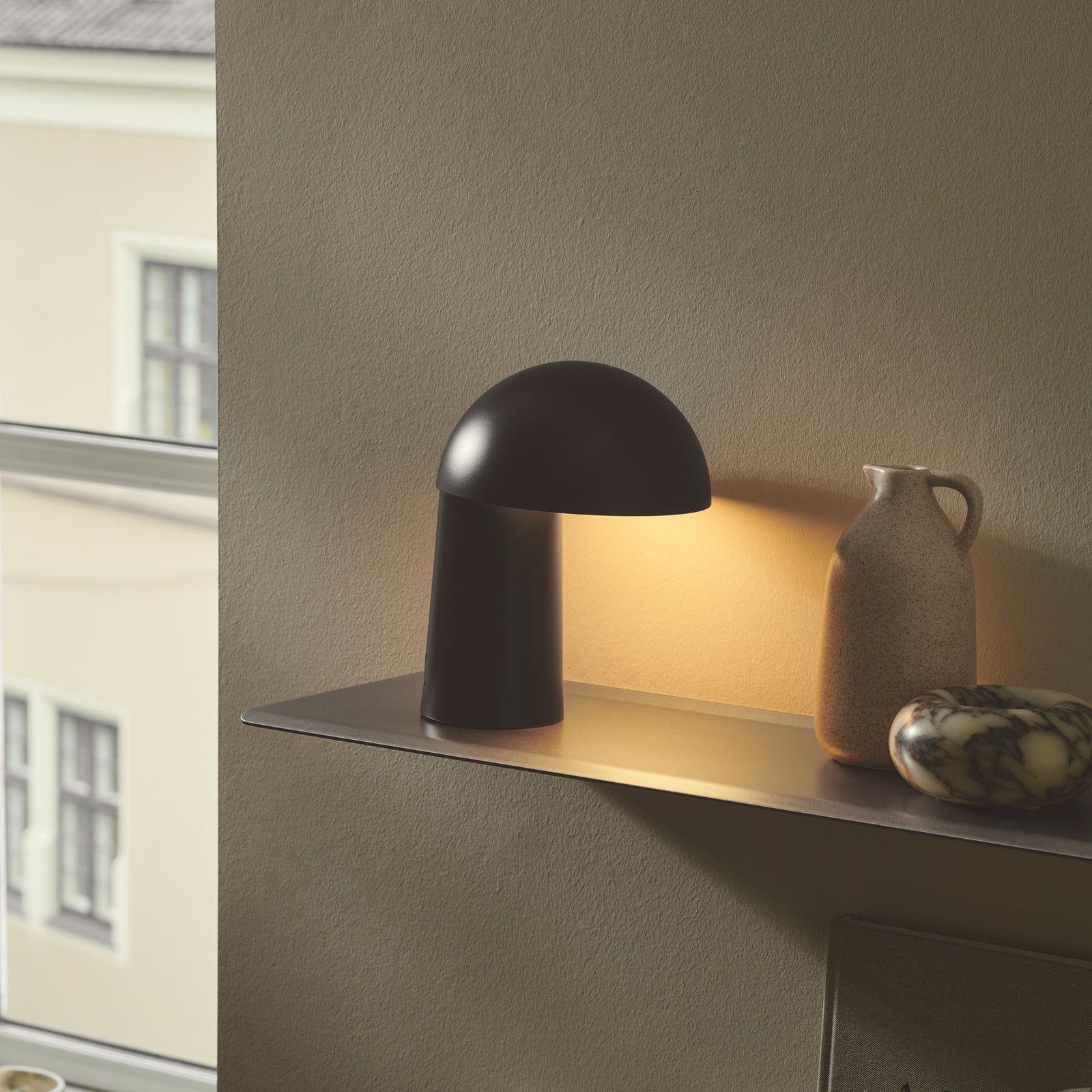 LED oppladbar bordlampe Faye dimbar svart Ø17 cm detalj av knapp