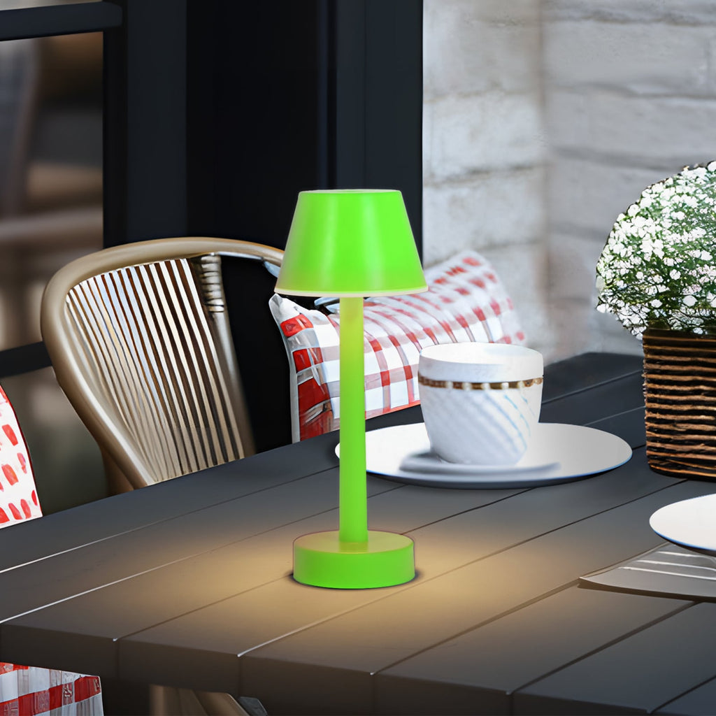Montert LED oppladbar bordlampe Gaja grønn RGBW dimbar IP44 i rom