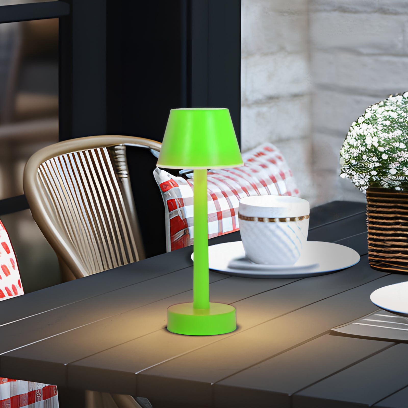 Montert LED oppladbar bordlampe Gaja grønn RGBW dimbar IP44 i rom