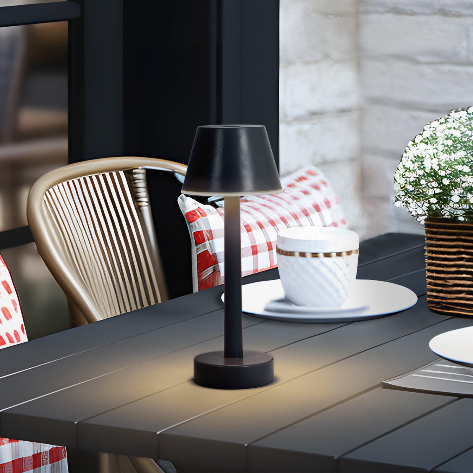 LED oppladbar bordlampe Gaja svart RGBW dimbar IP44 montert på bord