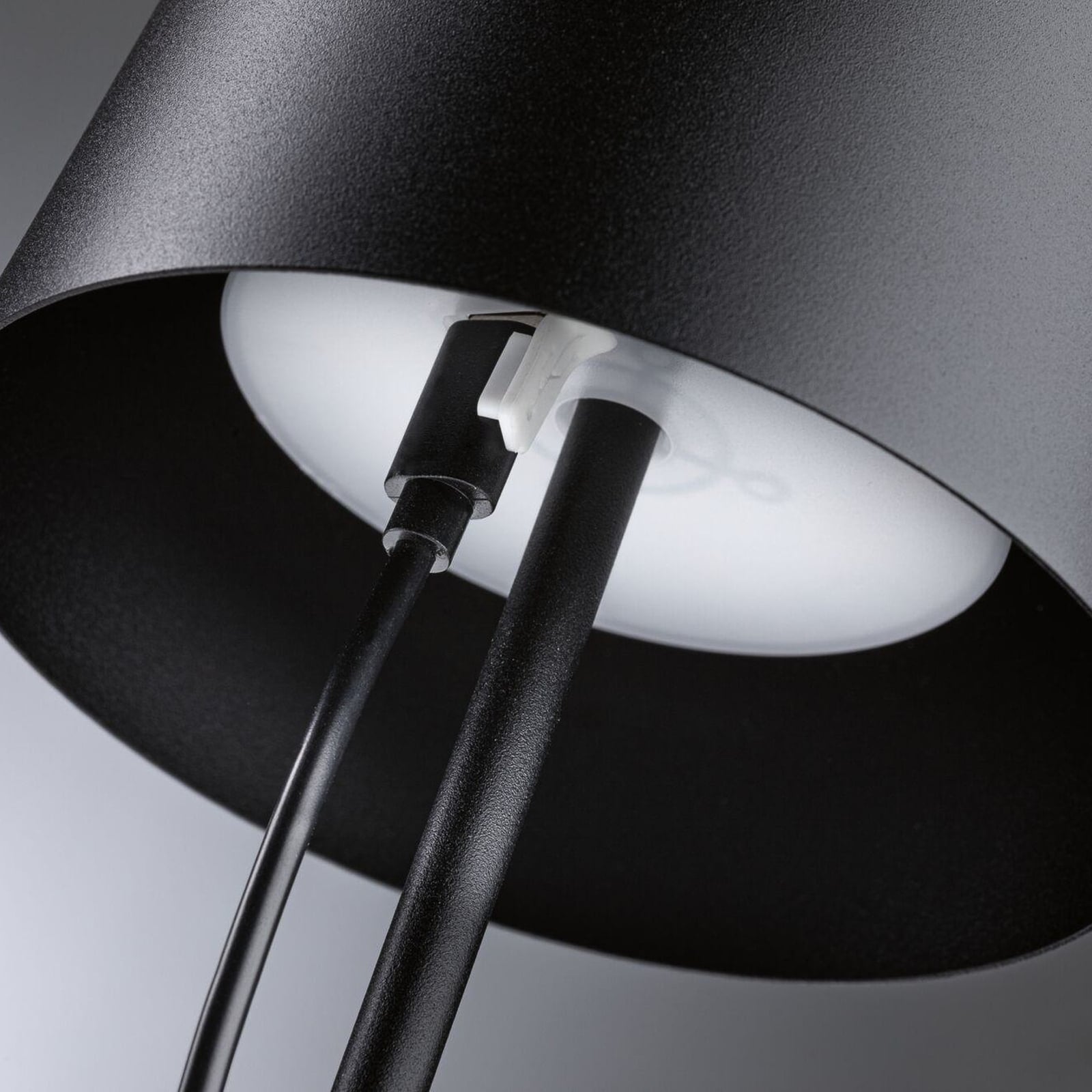 LED oppladbar bordlampe Gilo dimbar svart plast IP44 35 cm med USB-C ladekabel