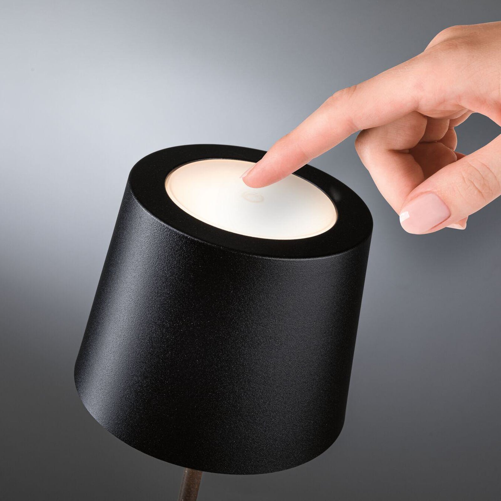 LED oppladbar bordlampe Gilo dimbar svart plast IP44 35 cm lyser på lav styrke