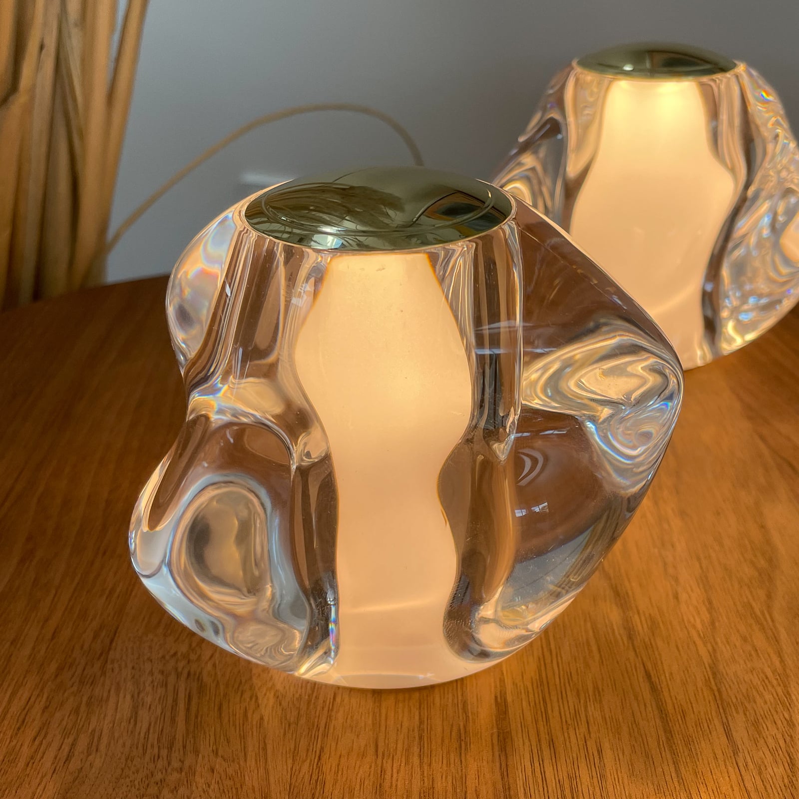 LED oppladbar bordlampe Ice Ball gull akryl Ø10,5 cm forfra