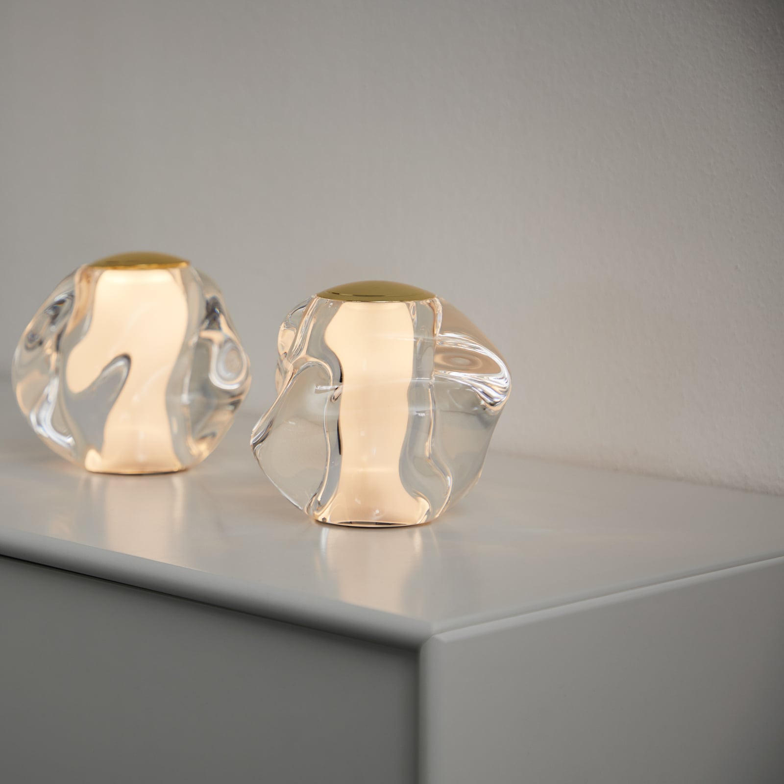 LED oppladbar bordlampe Ice Ball gull akryl Ø10,5 cm bakside