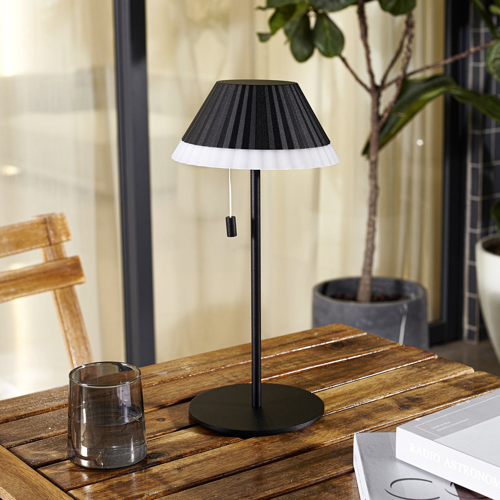 LED oppladbar bordlampe Ilvi aluminium CCT IP54 detalj av lampeskjerm