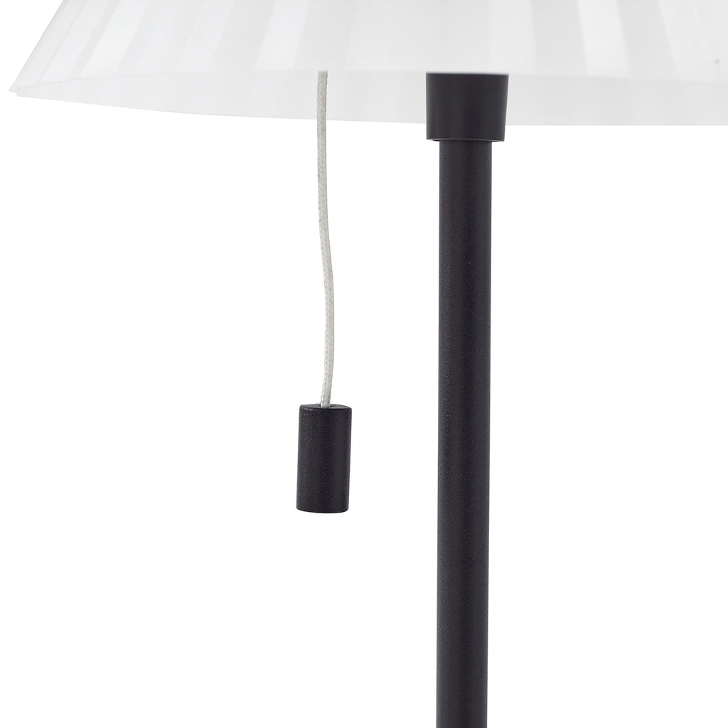 LED oppladbar bordlampe Ilvi aluminium CCT IP54 i bruk på uteområde