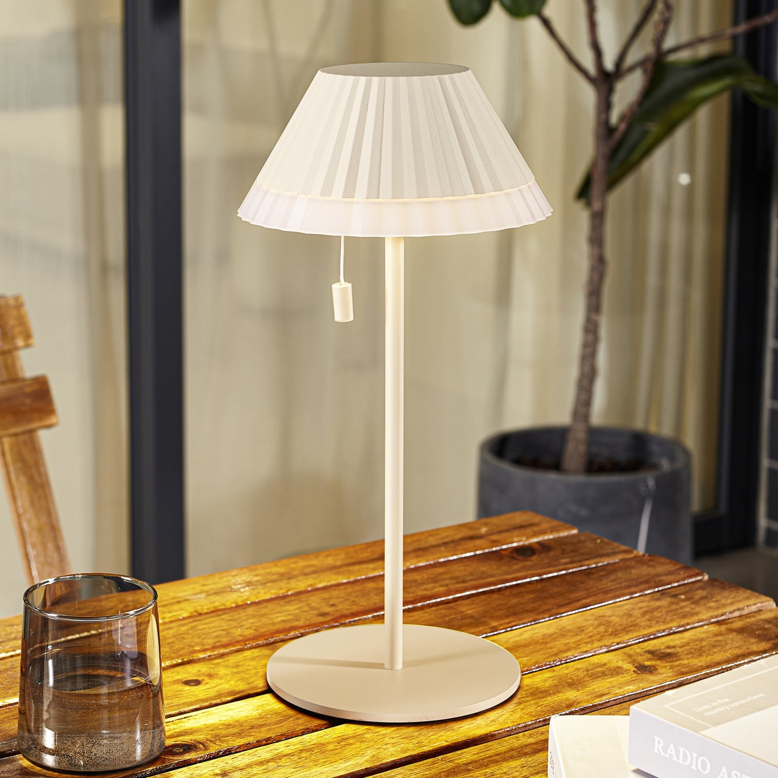 LED oppladbar bordlampe Ilvi beige aluminium forfra