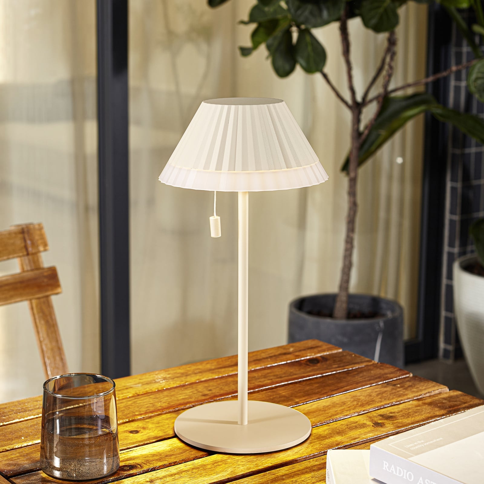 LED oppladbar bordlampe Ilvi beige aluminium bakside
