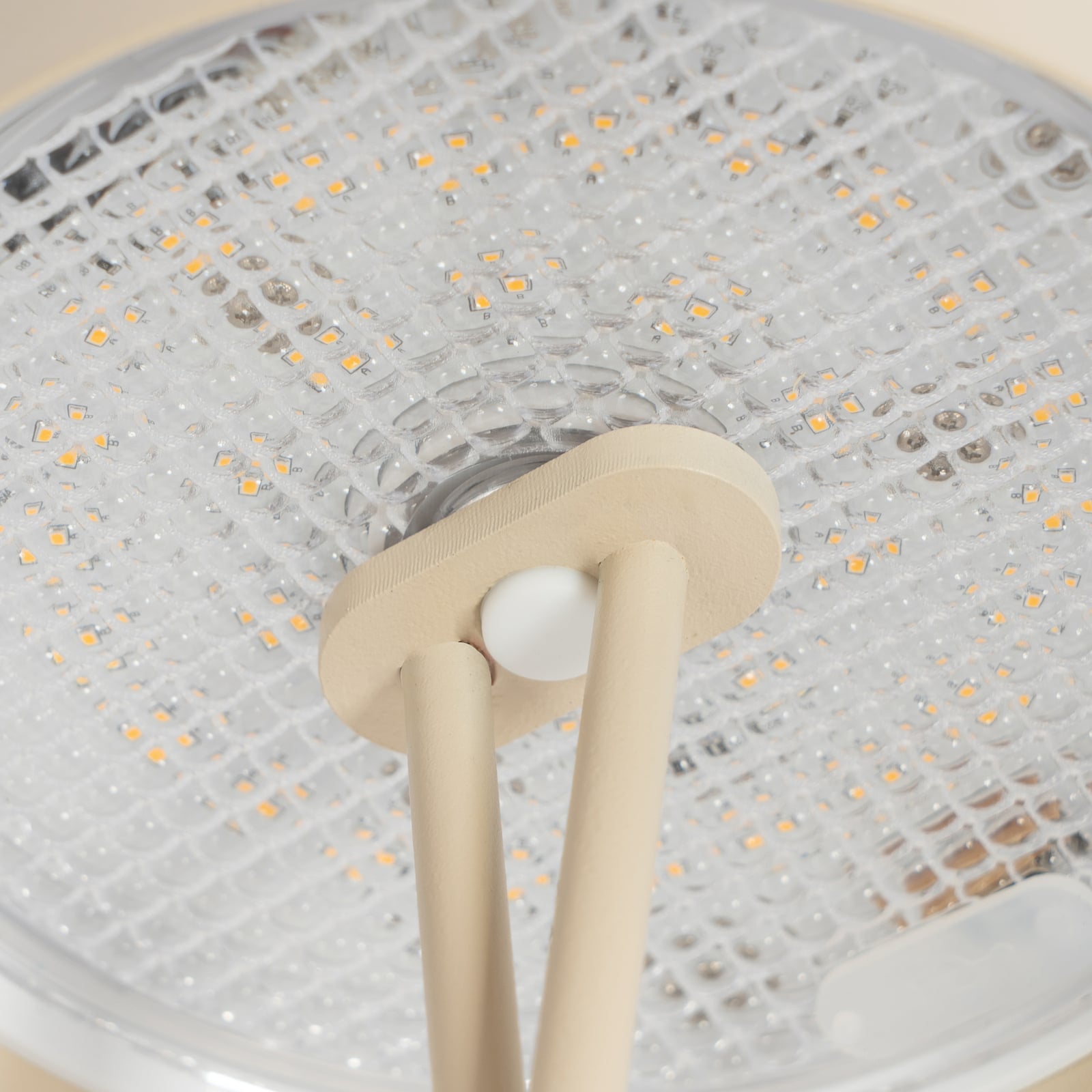 LED oppladbar bordlampe Janea Cross beige metall på terrassen