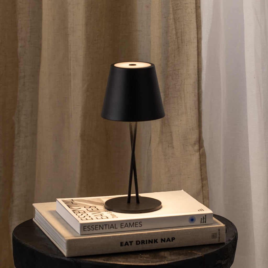 Detalj av touchdimmer på LED oppladbar bordlampe Janea CROSS svart dimbar IP54