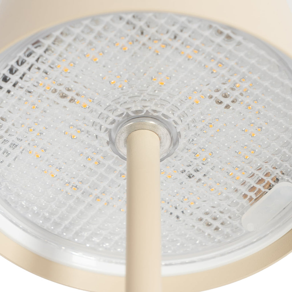 LED oppladbar bordlampe Janea Cube beige metall dimbar IP54 i bruk