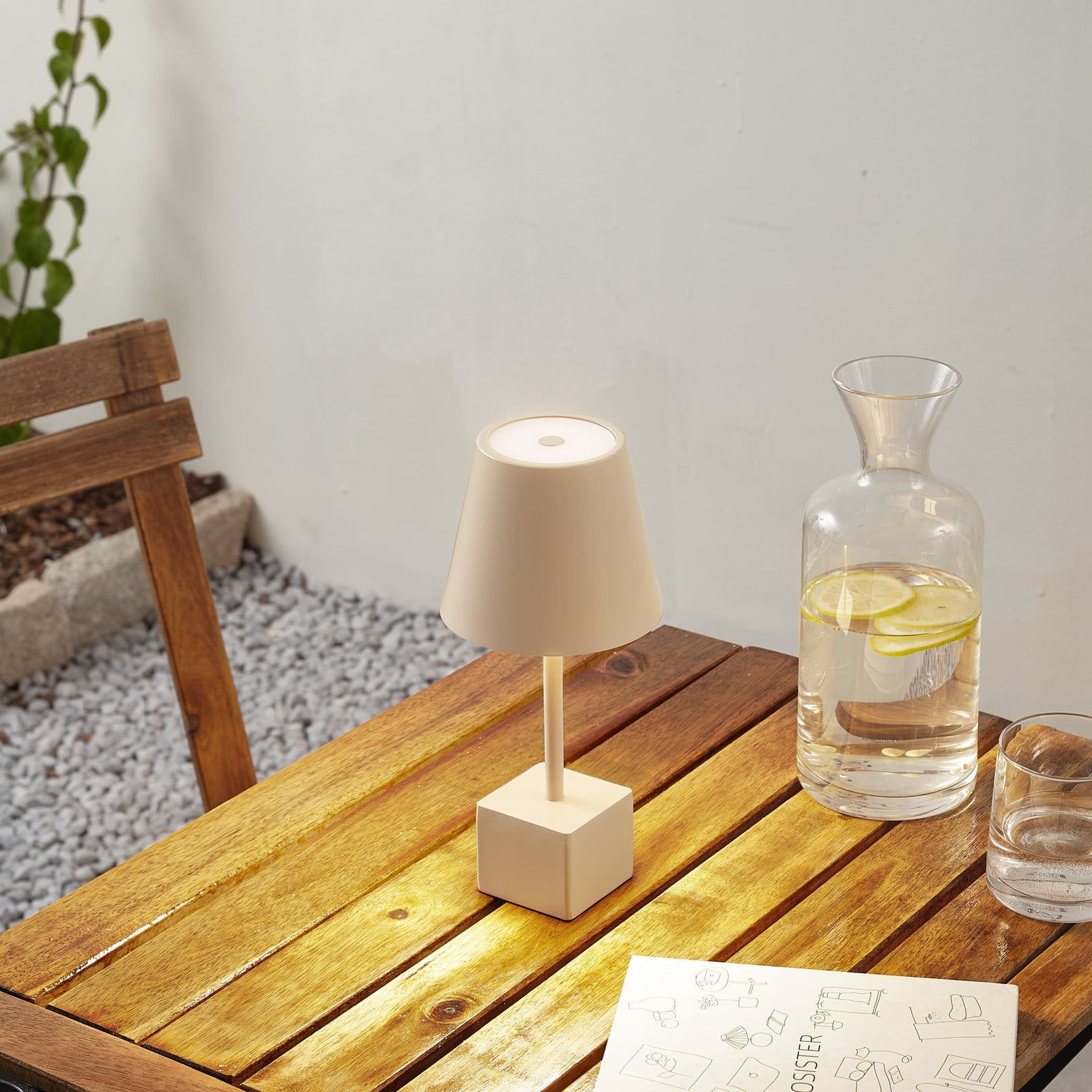 LED oppladbar bordlampe Janea Cube beige metall dimbar IP54 bakside