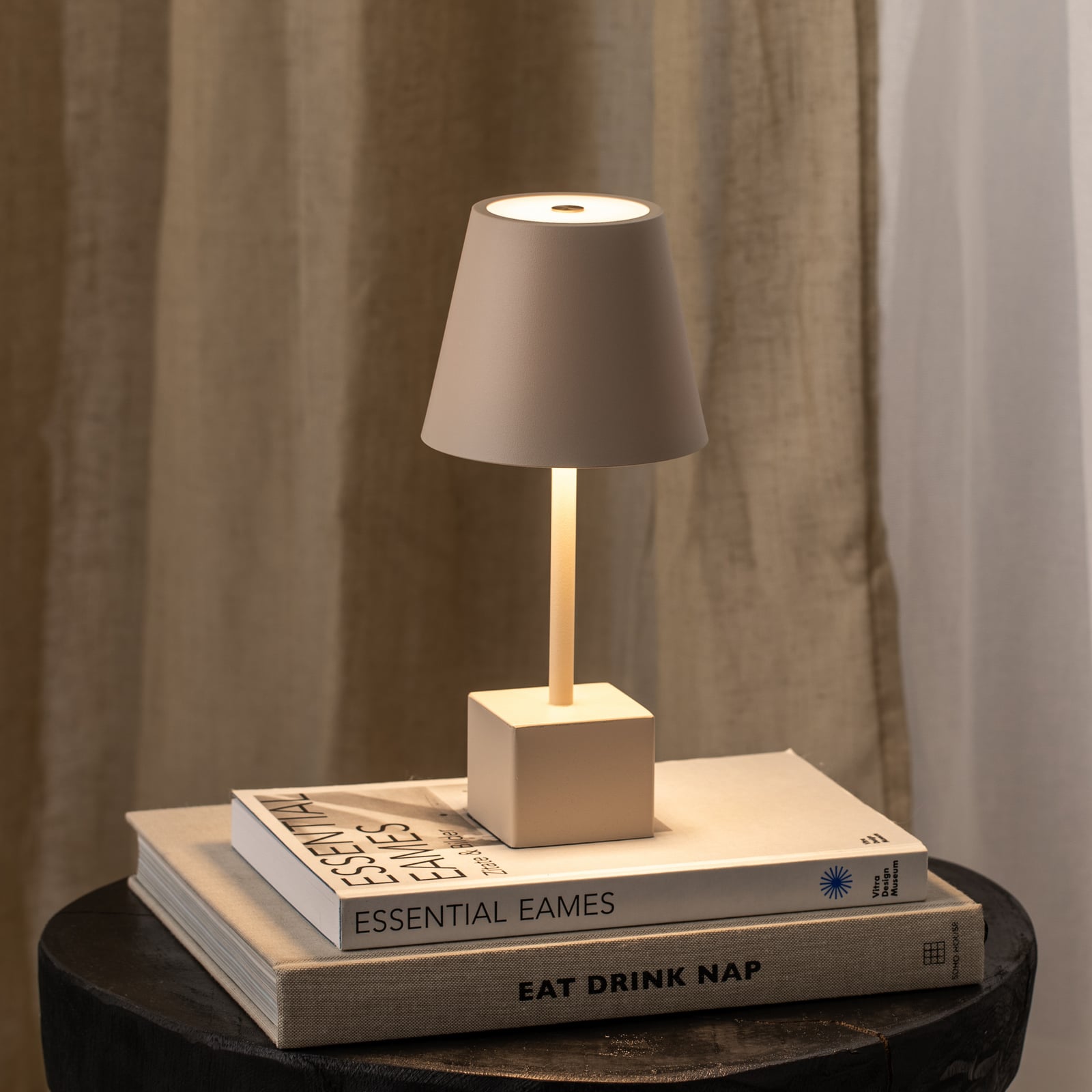LED oppladbar bordlampe Janea Cube beige metall dimbar IP54 detalj