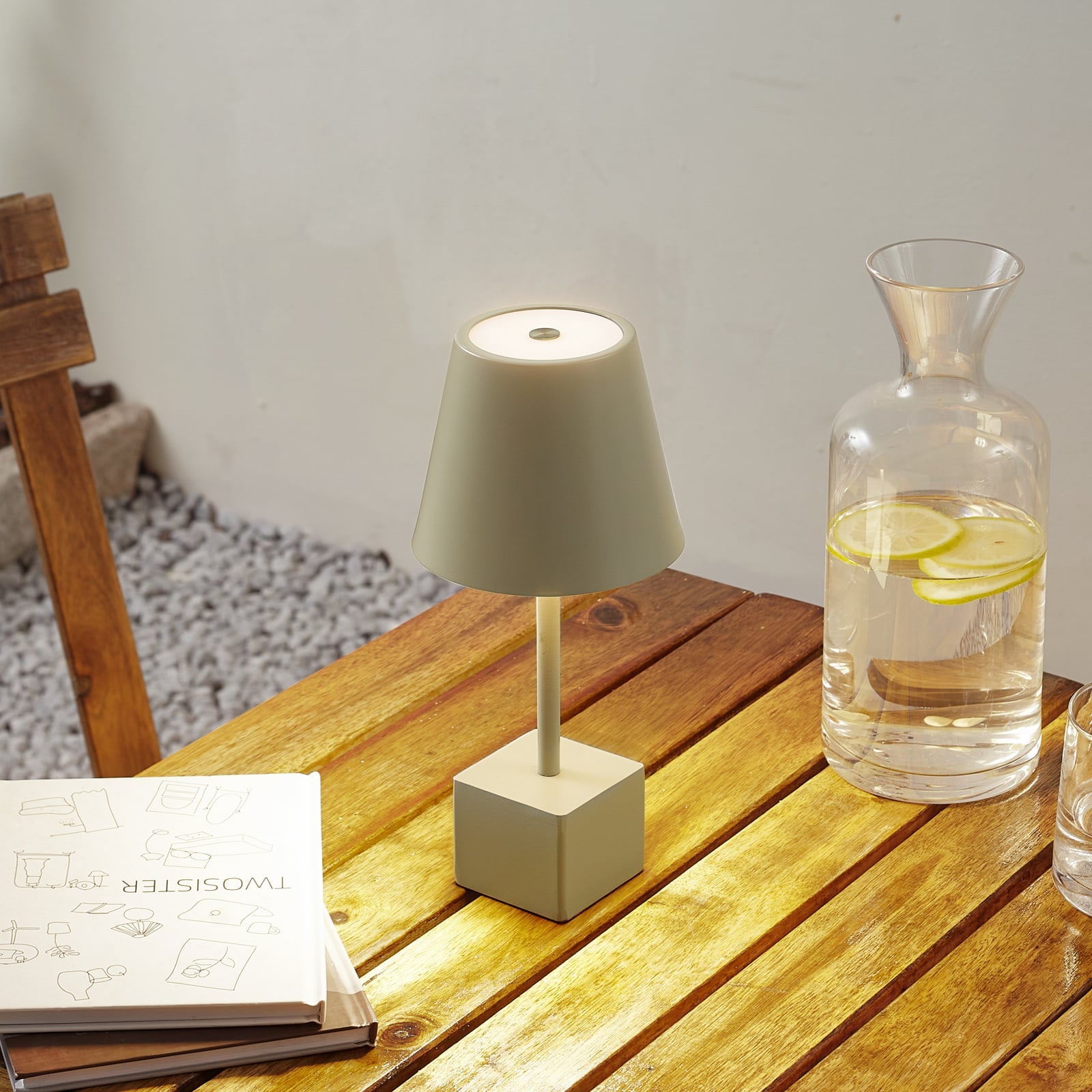 LED oppladbar bordlampe Janea CUBE grønn metall IP54 bakside
