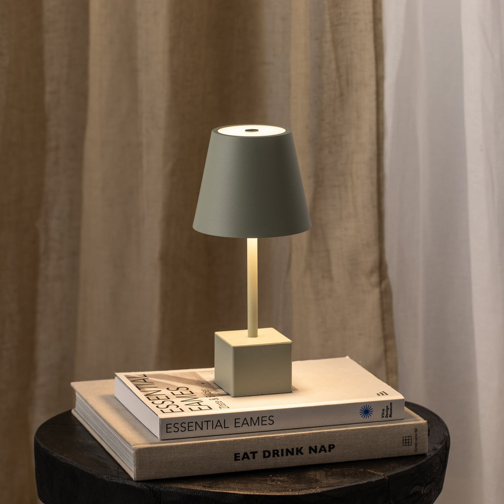 LED oppladbar bordlampe Janea CUBE grønn metall IP54 detalj av touchdimmer