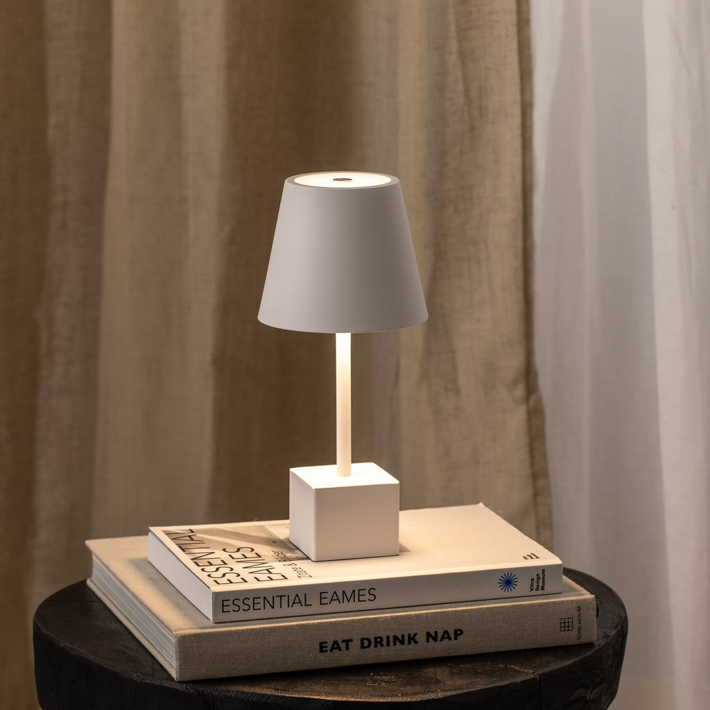 LED oppladbar bordlampe Janea CUBE hvit dimbar IP54 detalj av touchdimmer