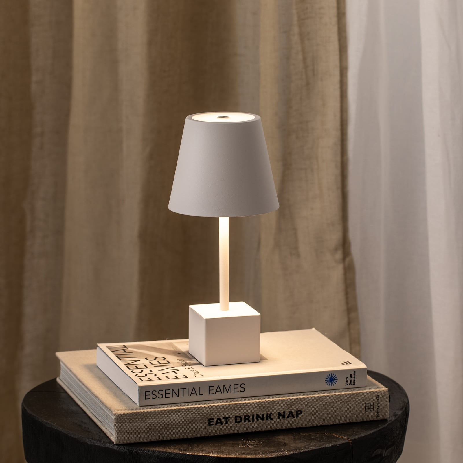 LED oppladbar bordlampe Janea CUBE hvit dimbar IP54 detalj av touchdimmer