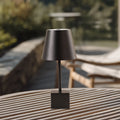 LED oppladbar bordlampe Janea CUBE svart metall forfra