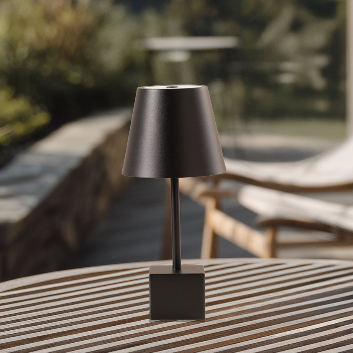 LED oppladbar bordlampe Janea CUBE svart metall forfra