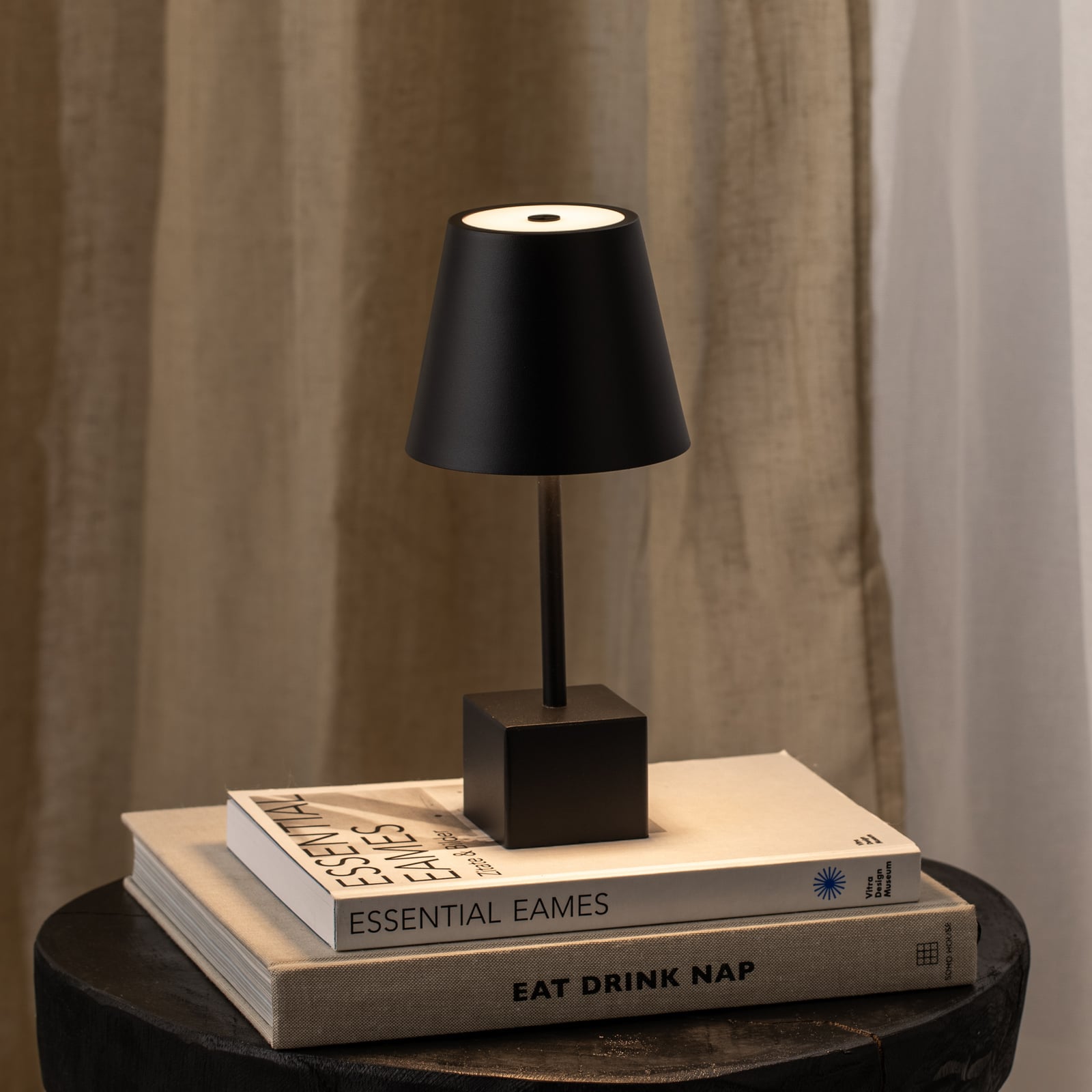 LED oppladbar bordlampe Janea CUBE svart metall detalj