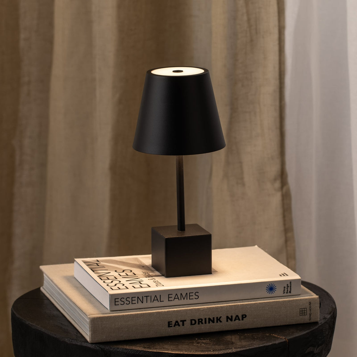 LED oppladbar bordlampe Janea CUBE svart metall detalj