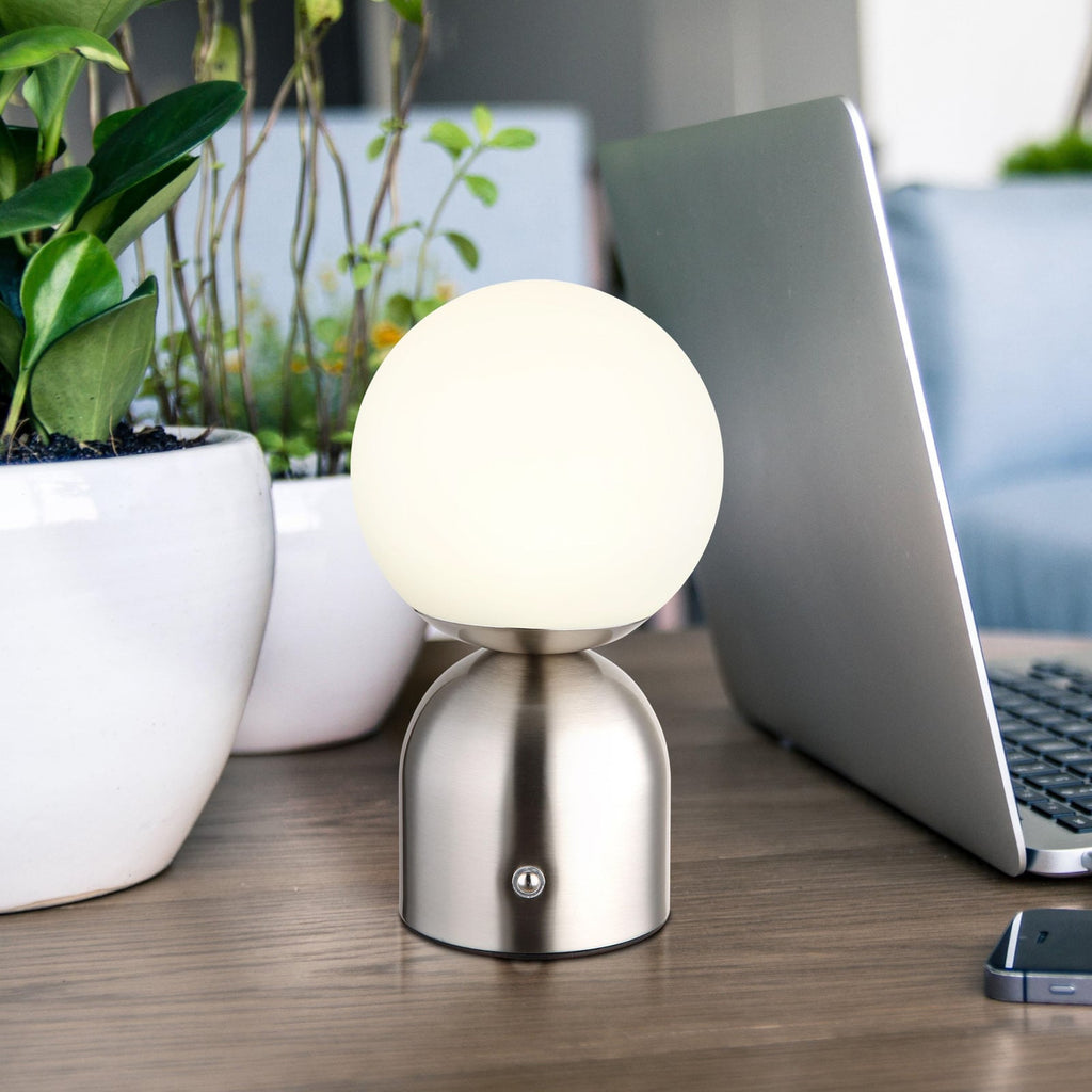 LED oppladbar bordlampe Julsy matt nikkel forfra