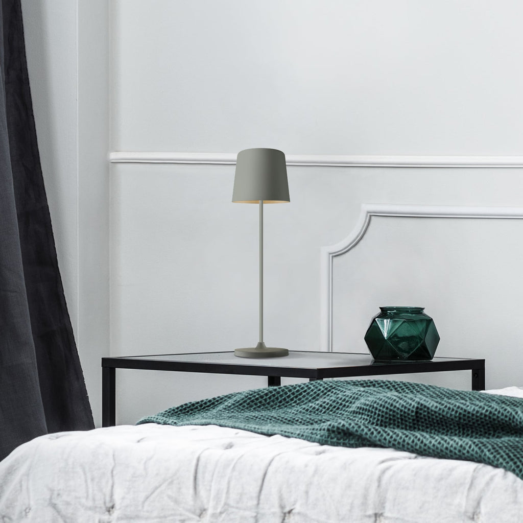 LED oppladbar bordlampe Kaami dimbar matt grå IP44 forfra
