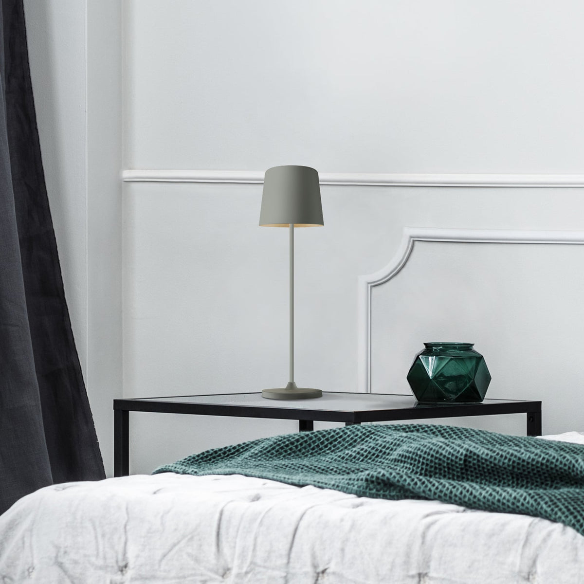 LED oppladbar bordlampe Kaami dimbar matt grå IP44 forfra