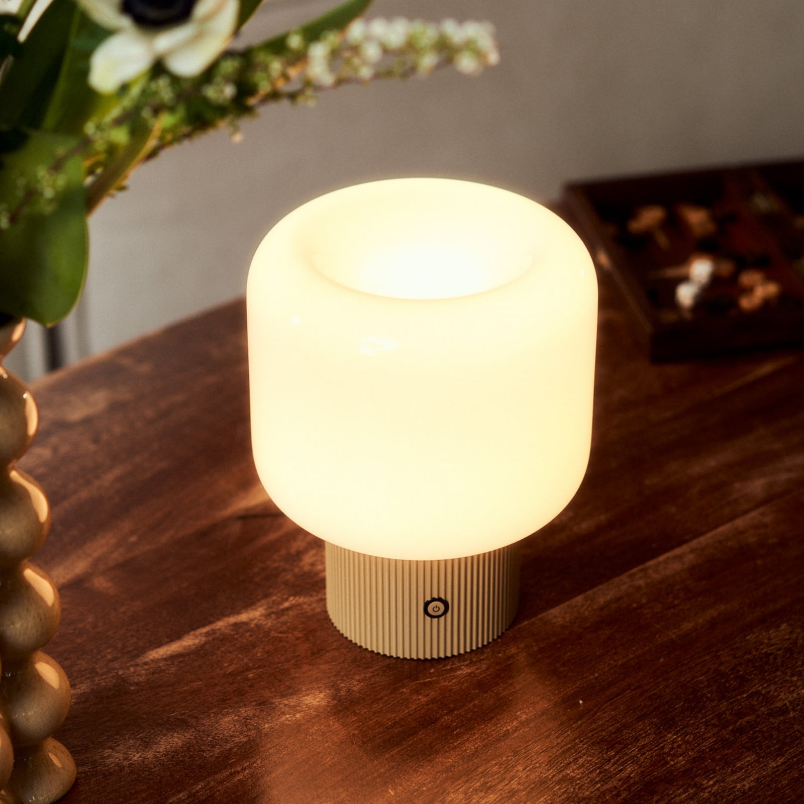 LED oppladbar bordlampe Katrin Palme glass beige dimbar bakside