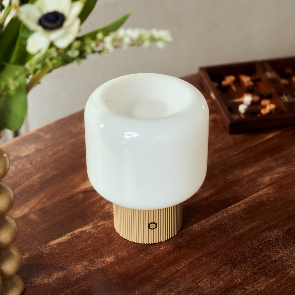 LED oppladbar bordlampe Katrin Palme glass beige dimbar detalj av lampe