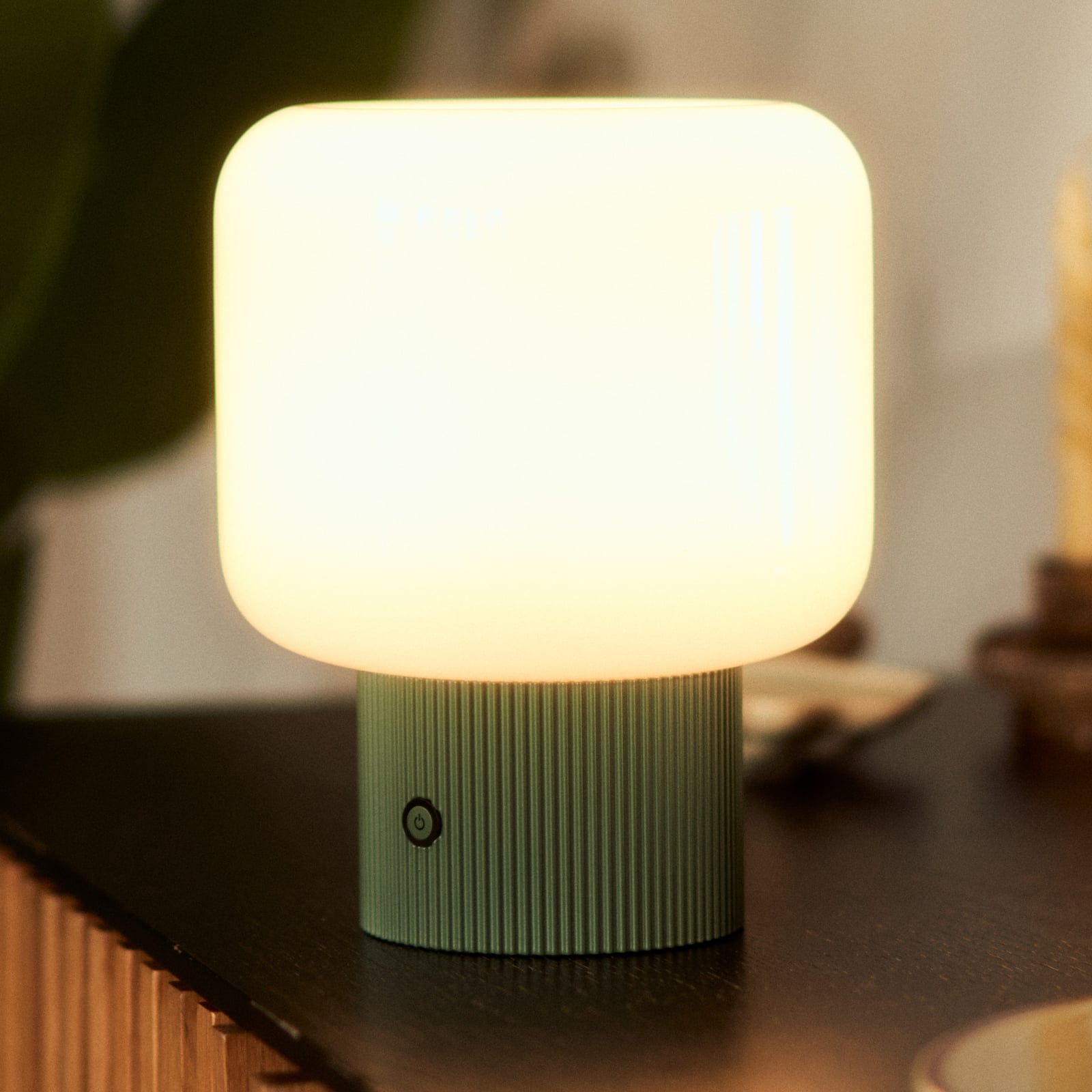 LED oppladbar bordlampe Katrin Palme grønn glass forfra