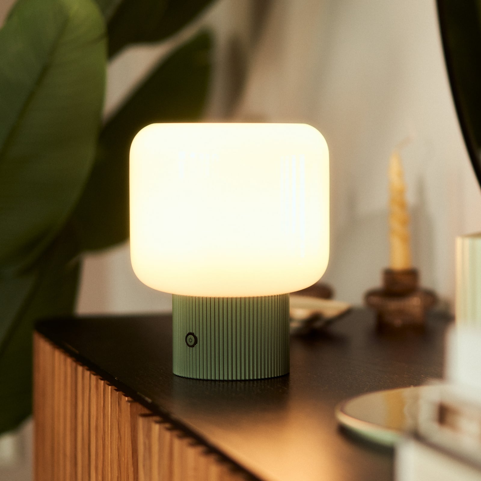 LED oppladbar bordlampe Katrin Palme grønn glass bakside