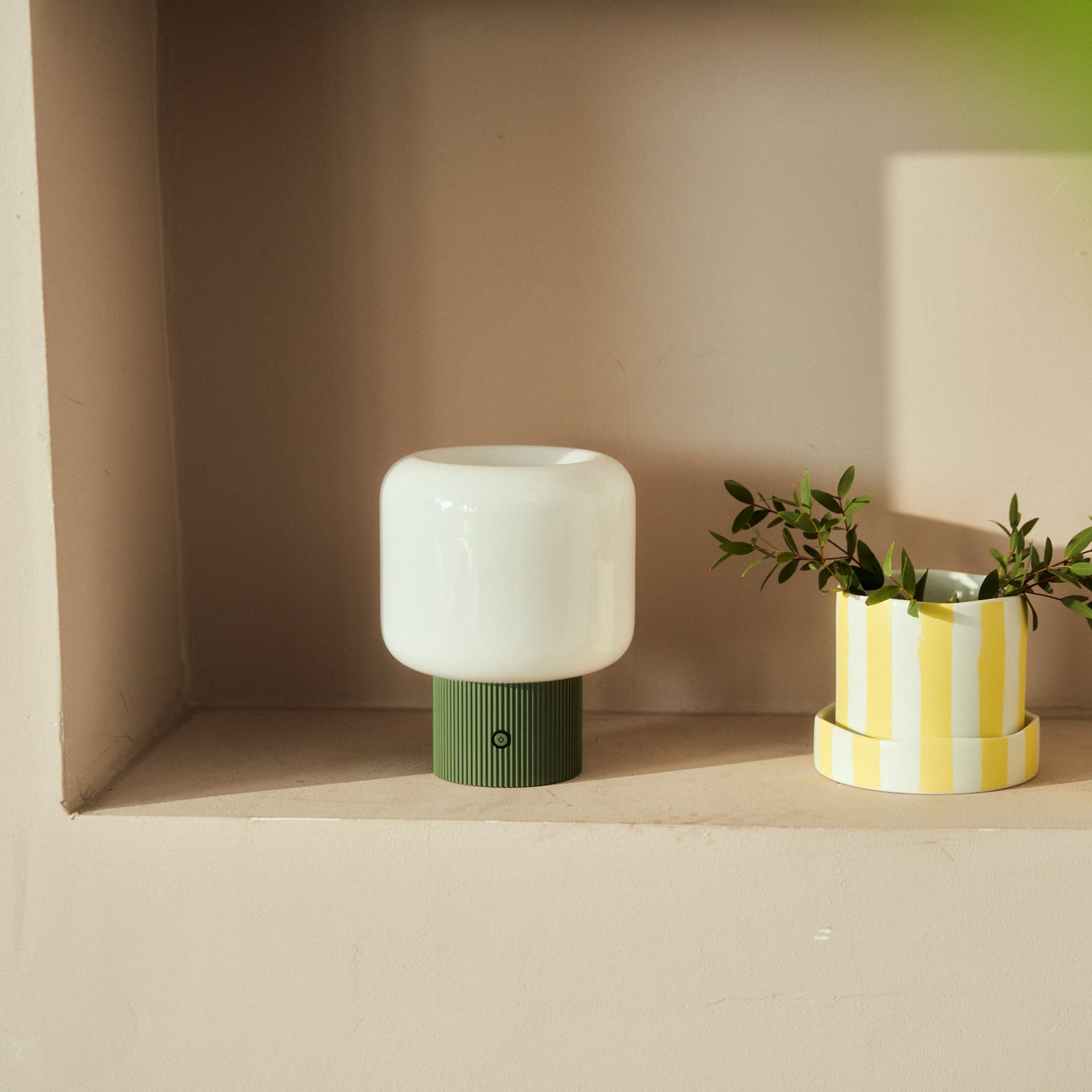LED oppladbar bordlampe Katrin Palme grønn glass detalj av lampefot