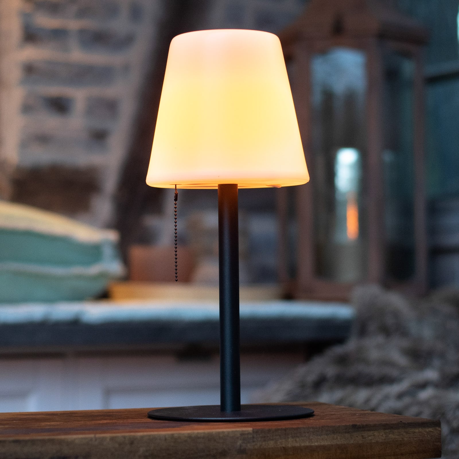 LED oppladbar bordlampe Keno med jordspyd dimbar IP44 forfra
