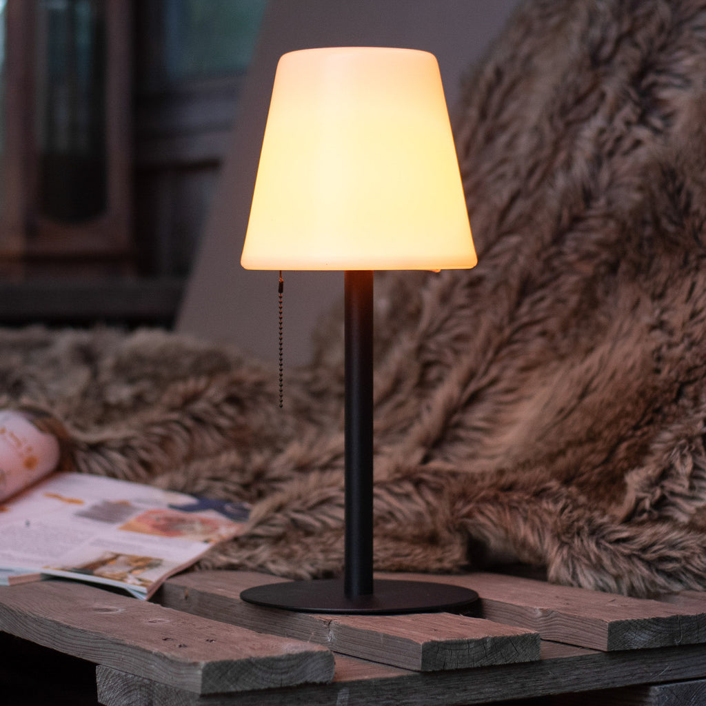LED oppladbar bordlampe Keno med jordspyd dimbar IP44 nærbilde