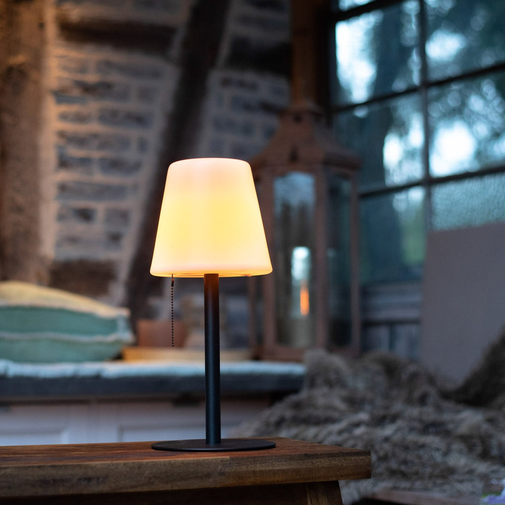 LED oppladbar bordlampe Keno med jordspyd dimbar IP44 USB ladekabel