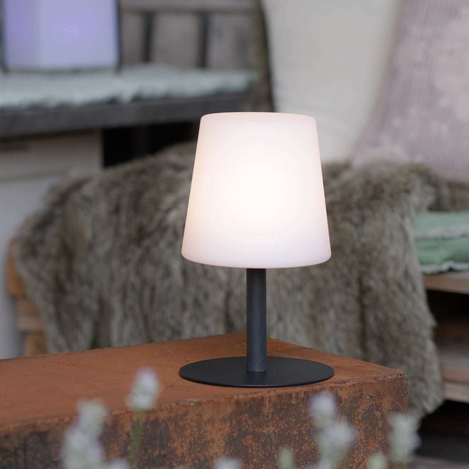 LED oppladbar bordlampe Keno med jordspyd dimbar IP44 lys på bord