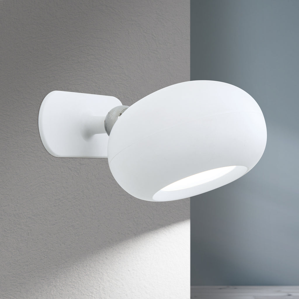 LED oppladbar bordlampe Kerby hvit CCT dimbar montert på vegg