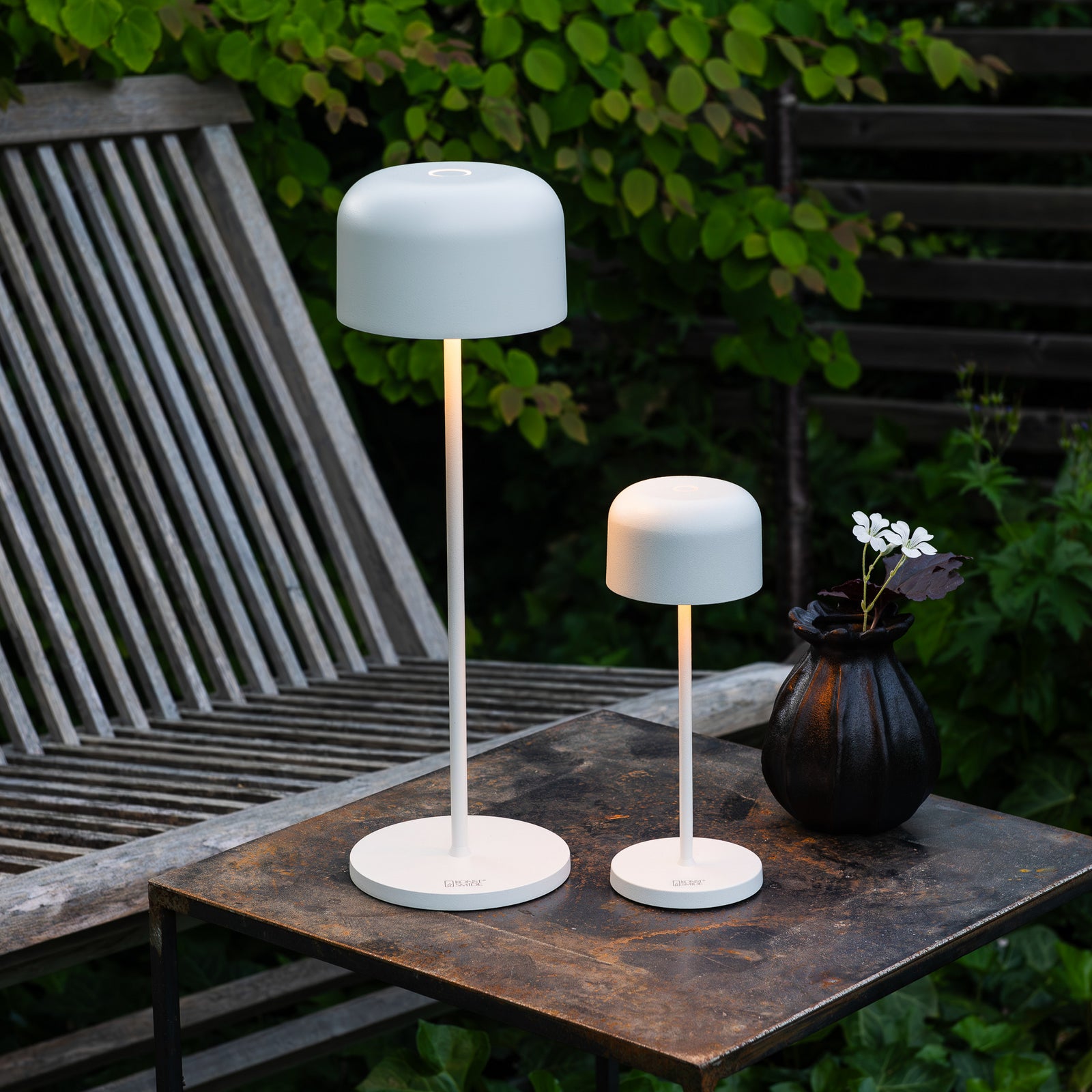 Detalj av LED oppladbar bordlampe Lille hvit aluminium H20 cm IP54