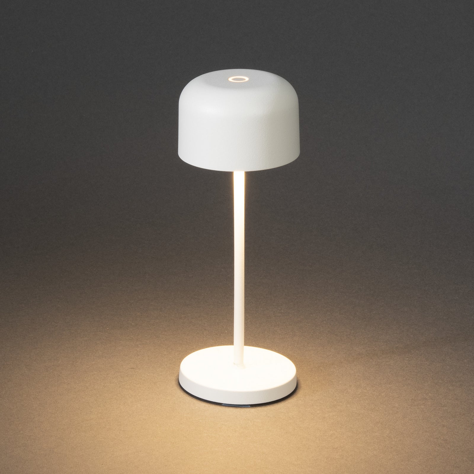 Nærbilde av touchdimmer på LED oppladbar bordlampe Lille