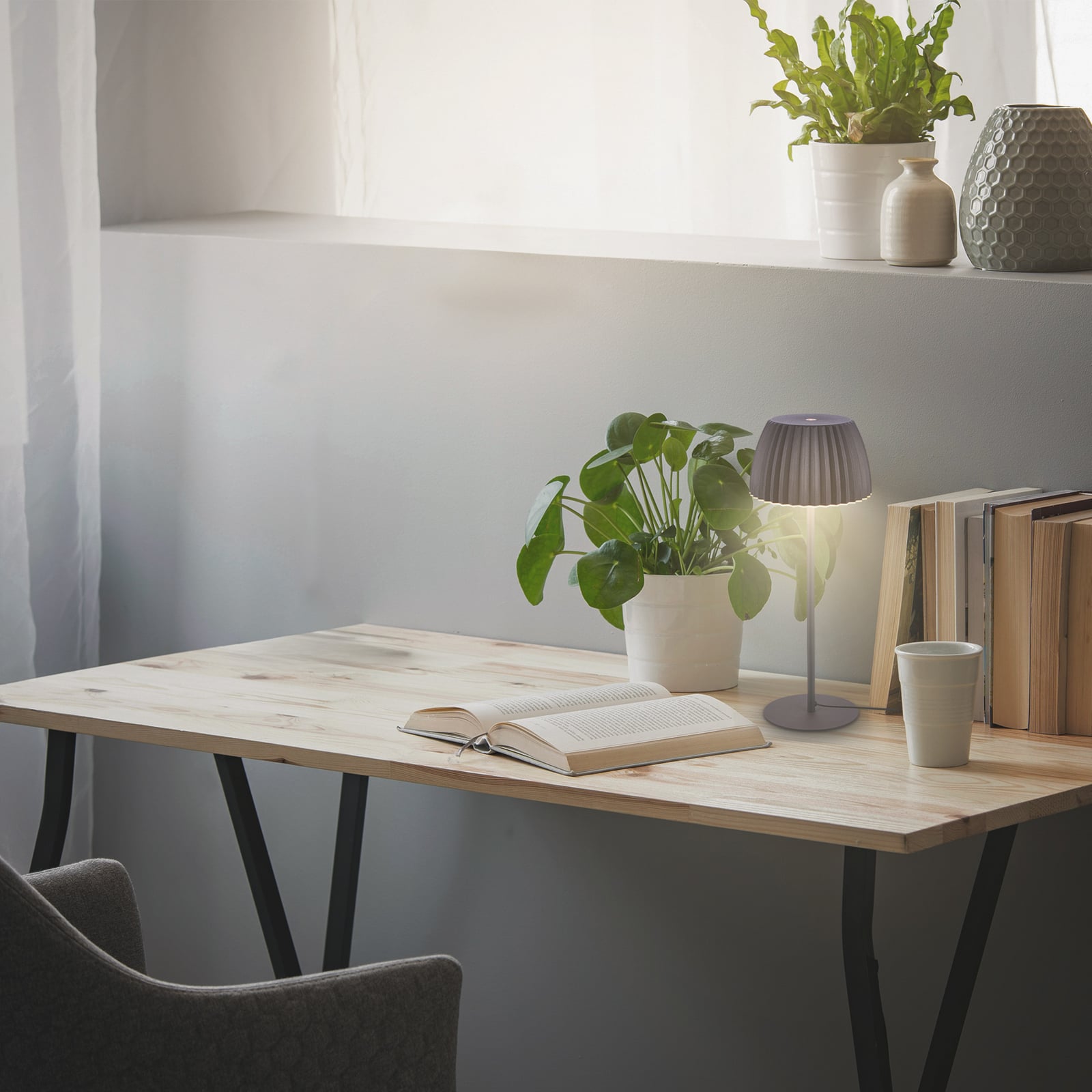 LED oppladbar bordlampe Loca antrasitt bakside