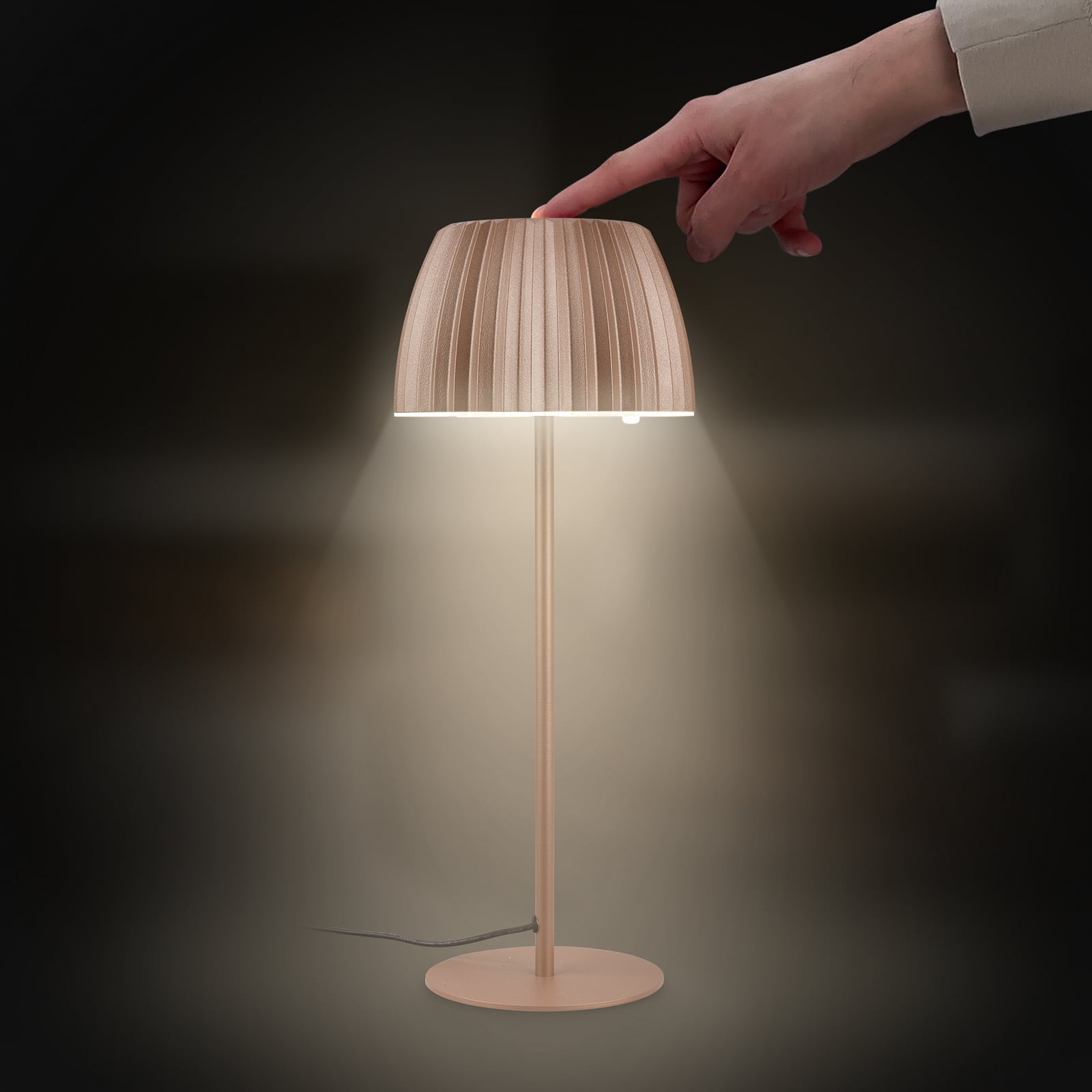 LED oppladbar bordlampe Loca brun dimbar Ø14,3 cm montert på bord